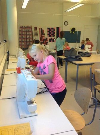 Ensi tuntumaa ompelukoneeseen.