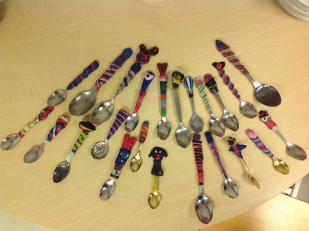 Isänpäivälahjoiksi lusikoita kierrätyslusikoista ja Fimosta.