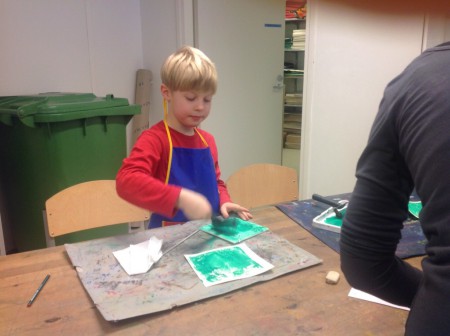 Joulugrafiikkaa solumuovilla.