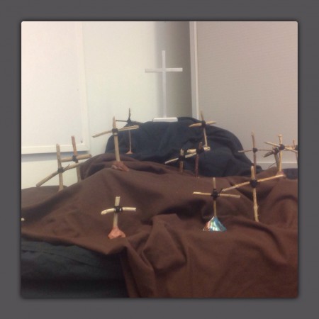 Pääsiäisen aikaan luokkaan koottiin myös Golgata.