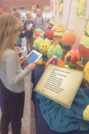 Taiteilijat itse toimivat näyttelyoppaina muille koululaisille.