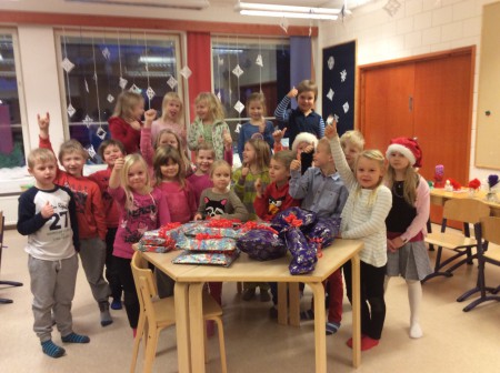 Rahoilla ostettiin ekaluokkalaisten ostoslistan mukaan paketteja vähävaraisille lapsiperheille. 