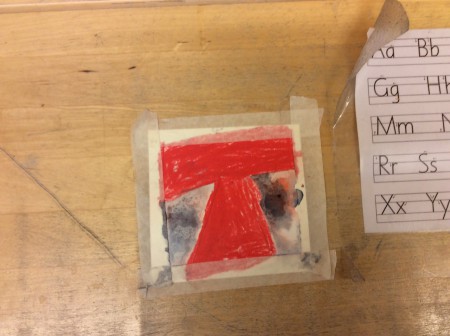 Kuvataiteessa ja äidinkielessä tuotettiin kirjainkortteja yhdeksäs- ja ekaluokkalaisten yhteisprojektiin.