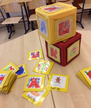 Projektissa yhdeksäsluokkalaiset mallinsivat todennäköisyyslaskennassa ja geometriassa nopan, ja tekivät siihen kaavan. Kaavan avulla he rakensivat käsityössä kuvan kuutiot. Ekaluokkalaiset tekivät taskuihin sopivat kirjainkortit tavutettuine sanoineen.